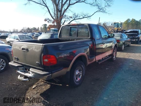 ✅ 2000 Ford F-150 XL • VIN: 2FTRX08L6YCA13437 • Lot: 43867097. Wystawiony na IAAI z przebiegiem 228 333 mil. Bezpłatny archiwum sprzedaży aukcyjnych z USA i szczegółowy raport historii pojazdu na DreamBid. Zdjęcie 4.