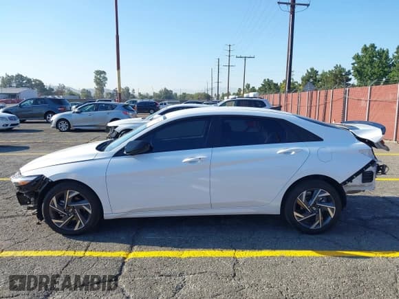 ✅ 2025 Hyundai Elantra SEL Sport • VIN: KMHLM4DG8SU868562 • Lot: 43215752. Listed on IAAI with 6,517 mi. Free auction sales archive from the USA and detailed vehicle history report at DreamBid. Image 15.