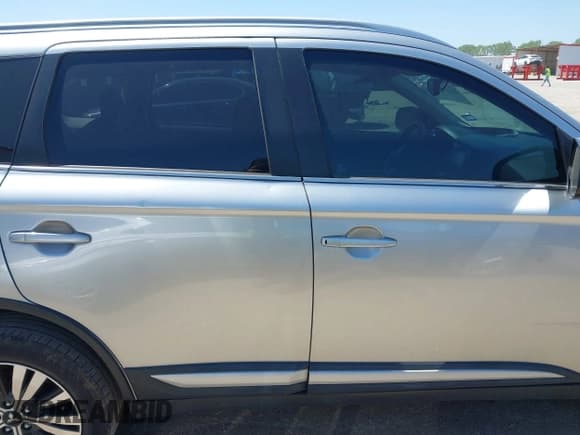 ✅ 2020 Mitsubishi Outlander SE • VIN: JA4AD3A30LZ029043 • Lot: 41976692. Wystawiony na IAAI z przebiegiem 98 536 mil. Bezpłatny archiwum sprzedaży aukcyjnych z USA i szczegółowy raport historii pojazdu na DreamBid. Zdjęcie 13.