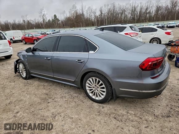 ✅ 2017 Volkswagen Passat SE • VIN: 1VWBT7A32HC002678 • Лот: 93031625. Опубликован ранее на Copart с пробегом 105 731 миль. Бесплатный доступ к архиву аукционных продаж из США и подробный отчёт об истории автомобиля на DreamBid. Изображение 2.