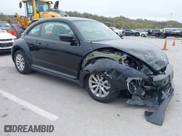 ✅ 2018 Volkswagen Beetle S • VIN: 3VWFD7AT1JM706390 • Lot: 42027033. Wystawiony na IAAI z przebiegiem 24 672 mil. Bezpłatny archiwum sprzedaży aukcyjnych z USA i szczegółowy raport historii pojazdu na DreamBid. Zdjęcie 1.