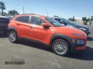 ✅ 2020 Hyundai Kona SEL • VIN: KM8K2CAA9LU553363 • Lot: 70786305. Wystawiony na Copart z przebiegiem 44 840 mil. Bezpłatny archiwum sprzedaży aukcyjnych z USA i szczegółowy raport historii pojazdu na DreamBid. Zdjęcie 4.