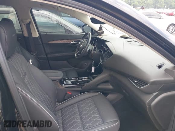 ✅ 2023 Buick Envision Avenir • VIN: LRBFZRR46PD078973 • Lot: 42394094. Wystawiony na IAAI z przebiegiem 24 348 mil. Bezpłatny archiwum sprzedaży aukcyjnych z USA i szczegółowy raport historii pojazdu na DreamBid. Zdjęcie 5.