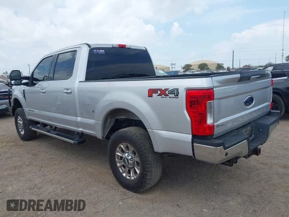 ✅ 2019 Ford F-250 XL • VIN: 1FT7W2BT0KEF68884 • Lot: 42448800. Wystawiony na IAAI z przebiegiem 98 618 mil. Bezpłatny archiwum sprzedaży aukcyjnych z USA i szczegółowy raport historii pojazdu na DreamBid. Zdjęcie 3.