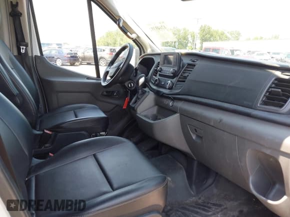 ✅ 2023 Ford Transit Cargo • VIN: 1FTBR3X82PKB46510 • Lot: 42649392. Wystawiony na IAAI z przebiegiem 55 265 mil. Bezpłatny archiwum sprzedaży aukcyjnych z USA i szczegółowy raport historii pojazdu na DreamBid. Zdjęcie 5.