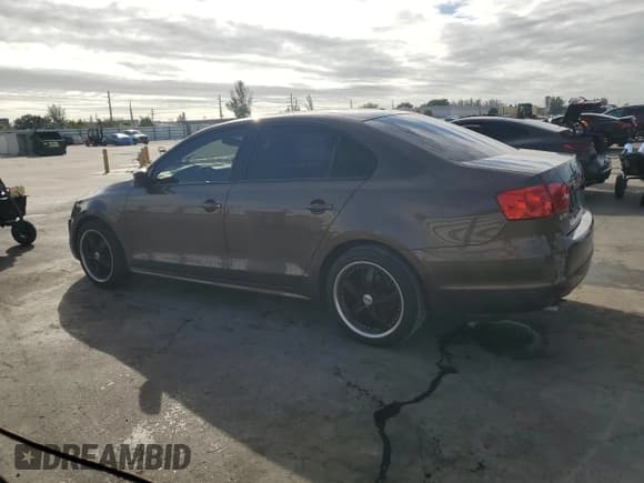 ✅ 2014 Volkswagen Jetta S • VIN: 3VW2K7AJ8EM251045 • Lot: 90817515. Wystawiony na Copart z przebiegiem 126 678 mil. Bezpłatny archiwum sprzedaży aukcyjnych z USA i szczegółowy raport historii pojazdu na DreamBid. Zdjęcie 2.