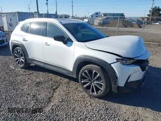 ✅ 2025 Mazda CX-50 S Premium Plus • VIN: 7MMVABEM8SN318805 • Lot: 43359548. Wystawiony na IAAI z przebiegiem 8 583 mil. Bezpłatny archiwum sprzedaży aukcyjnych z USA i szczegółowy raport historii pojazdu na DreamBid. Zdjęcie 1.