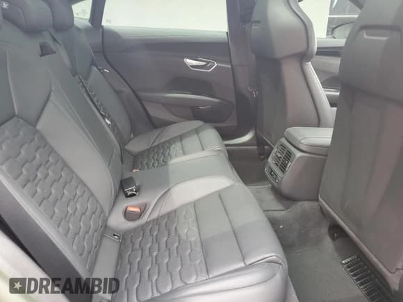 ✅ 2024 Audi RS e-tron GT • VIN: WAUAHBFW1R7900038 • Lot: 71477275. Wystawiony na Copart z przebiegiem 11 155 mil. Bezpłatny archiwum sprzedaży aukcyjnych z USA i szczegółowy raport historii pojazdu na DreamBid. Zdjęcie 10.