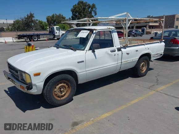 ✅ 1983 Toyota Pickup • VIN: JT4RN44R3D1131044 • Lot: 42883920. Wystawiony na IAAI z przebiegiem 137 999 mil. Bezpłatny archiwum sprzedaży aukcyjnych z USA i szczegółowy raport historii pojazdu na DreamBid. Zdjęcie 2.