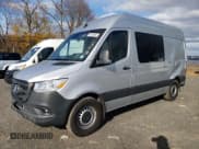 ✅ 2024 Mercedes-Benz Sprinter • VIN: W1W4KBHYXRT192383 • Лот: 93418095. Опубликован ранее на Copart с пробегом 22 233 миль. Бесплатный доступ к архиву аукционных продаж из США и подробный отчёт об истории автомобиля на DreamBid. Изображение 1.