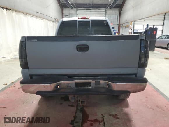 ✅ 2005 Chevrolet Silverado 2500HD LS • VIN: 1GCHK232X5F816286 • Lot: 91529195. Wystawiony na Copart z przebiegiem 215 543 mil. Bezpłatny archiwum sprzedaży aukcyjnych z USA i szczegółowy raport historii pojazdu na DreamBid. Zdjęcie 6.