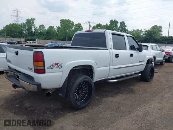 ✅ 2005 GMC Sierra 2500HD SLT • VIN: 1GTHK23255F811576 • Lot: 42496815. Listed on IAAI with 285,652 mi. Free auction sales archive from the USA and detailed vehicle history report at DreamBid. Image 4.