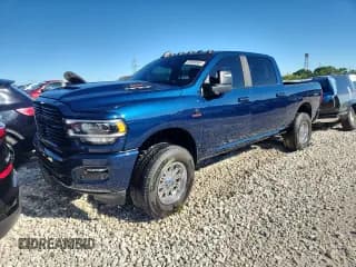 ✅ 2023 Ram 2500 Laramie • VIN: 3C6UR5FL2PG649379 • Lot: 69368945. Wystawiony na Copart z przebiegiem 20 075 mil. Bezpłatny archiwum sprzedaży aukcyjnych z USA i szczegółowy raport historii pojazdu na DreamBid. Zdjęcie 1.