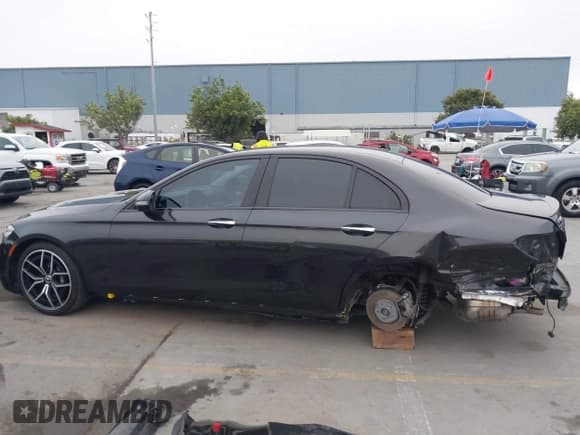 ✅ 2022 Mercedes-Benz E 350 • VIN: W1KZF8DB7NB078518 • Lot: 43561363. Listed on IAAI with 30,849 mi. Free auction sales archive from the USA and detailed vehicle history report at DreamBid. Image 15.