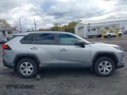 ✅ 2020 Toyota RAV4 LE • VIN: 2T3H1RFV8LW102766 • Lot: 43505056. Wystawiony na IAAI z przebiegiem 86 719 mil. Bezpłatny archiwum sprzedaży aukcyjnych z USA i szczegółowy raport historii pojazdu na DreamBid. Zdjęcie 13.