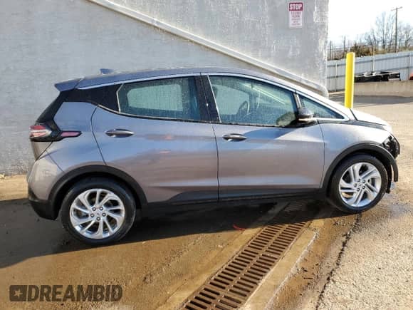2023 Chevrolet Bolt EV 1LT z VIN 1G1FW6S03P4201654, wystawiony jako Copart lot #47861474 z przebiegiem 7 739 mil mil oraz . Historia ofert i sprzedaży dostępna na DreamBid. Obrazek 3.