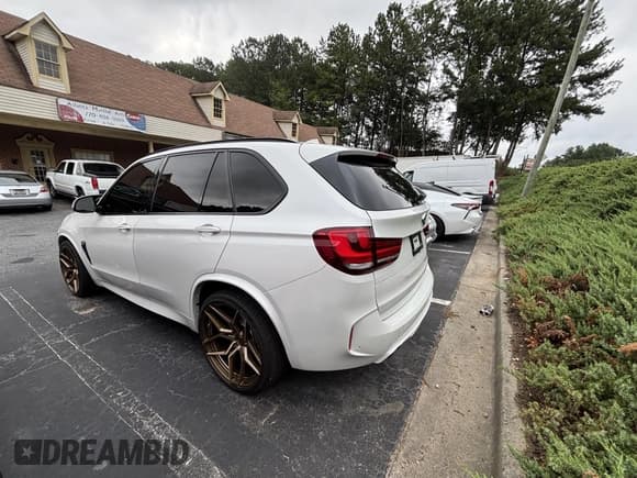 ✅ 2018 BMW X5 M • VIN: 5YMKT6C51J0Y83433 • Lot: 42953972. Wystawiony na IAAI z przebiegiem 59 456 mil. Bezpłatny archiwum sprzedaży aukcyjnych z USA i szczegółowy raport historii pojazdu na DreamBid. Zdjęcie 3.