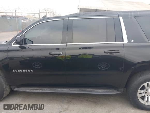 ✅ 2019 Chevrolet Suburban LT • VIN: 1GNSCHKCXKR356581 • Lot: 43382678. Wystawiony na IAAI z przebiegiem 112 699 mil. Bezpłatny archiwum sprzedaży aukcyjnych z USA i szczegółowy raport historii pojazdu na DreamBid. Zdjęcie 15.