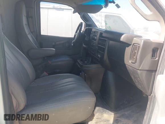 ✅ 2019 Chevrolet Express Cargo • VIN: 1GCWGBFGXK1369600 • Лот: 43337240. Опубликован ранее на IAAI с пробегом 169 566 миль. Бесплатный доступ к архиву аукционных продаж из США и подробный отчёт об истории автомобиля на DreamBid. Изображение 5.