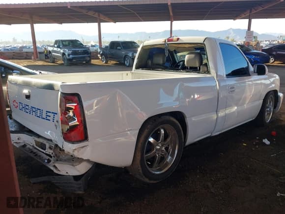 ✅ 2005 Chevrolet Silverado 1500 Work Truck • VIN: 1GCEC14X85Z102997 • Лот: 43867790. Опубликован ранее на IAAI с пробегом Не указан. Бесплатный доступ к архиву аукционных продаж из США и подробный отчёт об истории автомобиля на DreamBid. Изображение 4.