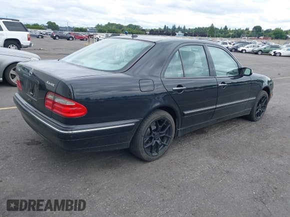 ✅ 2002 Mercedes-Benz E 320 • VIN: WDBJF83JX2X072161 • Lot: 42611553. Listed on IAAI with 200,931 mi. Free auction sales archive from the USA and detailed vehicle history report at DreamBid. Image 4.