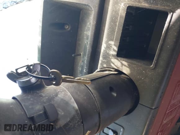 ✅ 1987 Ford F-250 • VIN: 1FTFF25Y3HNA00401 • Lot: 43136642. Wystawiony na IAAI z przebiegiem 99 817 mil. Bezpłatny archiwum sprzedaży aukcyjnych z USA i szczegółowy raport historii pojazdu na DreamBid. Zdjęcie 11.