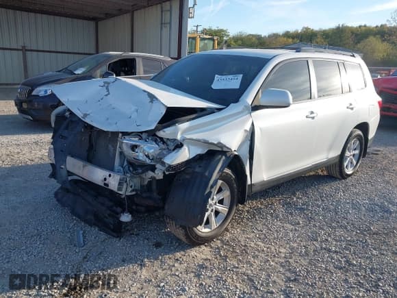 ✅ 2013 Toyota Highlander Plus • VIN: 5TDBK3EH5DS225827 • Lot: 43533454. Listed on IAAI with 113,826 mi. Free auction sales archive from the USA and detailed vehicle history report at DreamBid. Image 2.