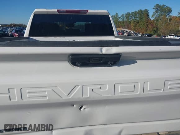 ✅ 2023 Chevrolet Silverado 1500 Work Truck • VIN: 1GCRDAED8PZ142227 • Lot: 43235296. Wystawiony na IAAI z przebiegiem 20 029 mil. Bezpłatny archiwum sprzedaży aukcyjnych z USA i szczegółowy raport historii pojazdu na DreamBid. Zdjęcie 19.