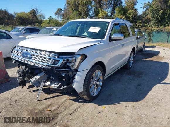 ✅ 2019 Ford Expedition Platinum • VIN: 1FMJU1MT2KEA52380 • Lot: 43488080. Wystawiony na IAAI z przebiegiem 83 989 mil. Bezpłatny archiwum sprzedaży aukcyjnych z USA i szczegółowy raport historii pojazdu na DreamBid. Zdjęcie 17.