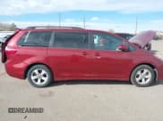 ✅ 2020 Toyota Sienna LE • VIN: 5TDKZ3DC3LS041941 • Lot: 43797365. Wystawiony na IAAI z przebiegiem 45 389 mil. Bezpłatny archiwum sprzedaży aukcyjnych z USA i szczegółowy raport historii pojazdu na DreamBid. Zdjęcie 13.