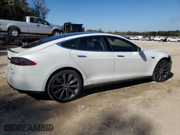 ✅ 2014 Tesla Model S 60 • VIN: 5YJSA1H14EFP44914 • Lot: 90991785. Wystawiony na Copart z przebiegiem 71 479 mil. Bezpłatny archiwum sprzedaży aukcyjnych z USA i szczegółowy raport historii pojazdu na DreamBid. Zdjęcie 3.