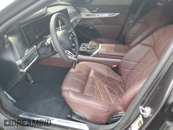 ✅ 2024 BMW 7 Series 760i xDrive • VIN: WBA33EJ04RCS93538 • Lot: 56560835. Wystawiony na Copart z przebiegiem 16 424 mil. Bezpłatny archiwum sprzedaży aukcyjnych z USA i szczegółowy raport historii pojazdu na DreamBid. Zdjęcie 7.