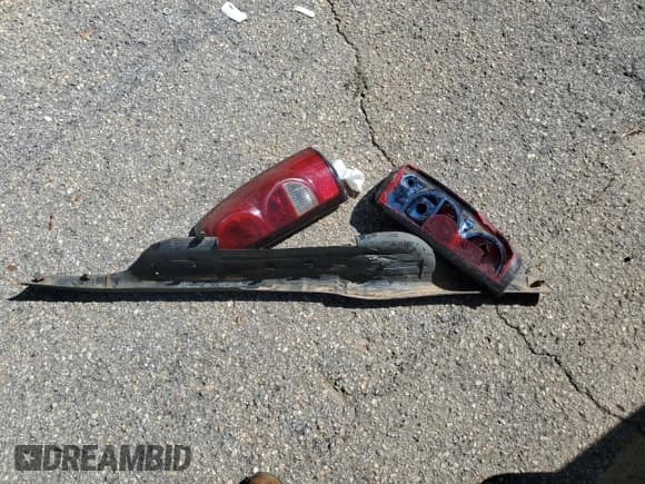 ✅ 2004 Chevrolet Silverado 1500 LS • VIN: 2GCEC19T441317192 • Lot: 86776345. Wystawiony na Copart z przebiegiem 304 216 mil. Bezpłatny archiwum sprzedaży aukcyjnych z USA i szczegółowy raport historii pojazdu na DreamBid. Zdjęcie 12.