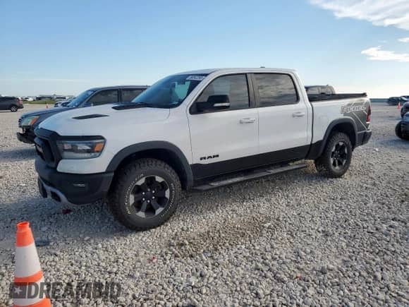 2020 Ram 1500 Rebel z VIN 1C6SRFLM1LN231228, wystawiony jako Copart lot #58342265 z przebiegiem 133 097 mil mil oraz Czysty tytuł • Clean title. Historia ofert i sprzedaży dostępna na DreamBid. Obrazek 1.