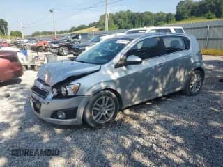2012 Chevrolet Sonic LT с VIN 1G1JC6SH5C4135692, выставлен на аукционе Copart как лот 65782975 с пробегом 151 236 миль миль и Списание • Salvage title. История ставок и продаж доступна на DreamBid. Изображение 1.