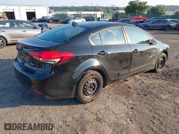 ✅ 2017 Kia Forte LX • VIN: 3KPFL4A72HE055864 • Lot: 43004784. Wystawiony na IAAI z przebiegiem Nie podano. Bezpłatny archiwum sprzedaży aukcyjnych z USA i szczegółowy raport historii pojazdu na DreamBid. Zdjęcie 4.
