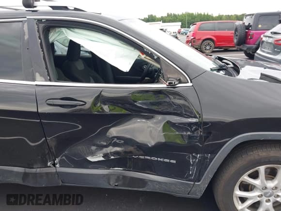 ✅ 2018 Jeep Cherokee Latitude • VIN: 1C4PJLCB3JD595303 • Lot: 42921581. Wystawiony na IAAI z przebiegiem 105 885 mil. Bezpłatny archiwum sprzedaży aukcyjnych z USA i szczegółowy raport historii pojazdu na DreamBid. Zdjęcie 6.