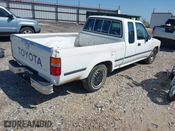 ✅ 1989 Toyota Pickup • VIN: JT4VN93D7K0002714 • Lot: 41971990. Listed on IAAI with 251,337 mi. Free auction sales archive from the USA and detailed vehicle history report at DreamBid. Image 4.