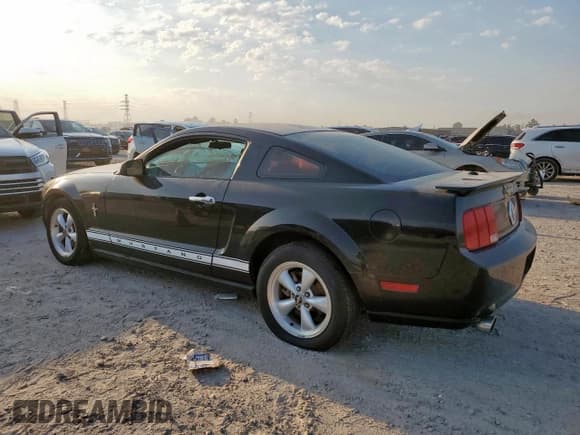 ✅ 2007 Ford Mustang Deluxe • VIN: 1ZVFT80N275253987 • Lot: 84602475. Wystawiony na Copart z przebiegiem Nie podano. Bezpłatny archiwum sprzedaży aukcyjnych z USA i szczegółowy raport historii pojazdu na DreamBid. Zdjęcie 2.