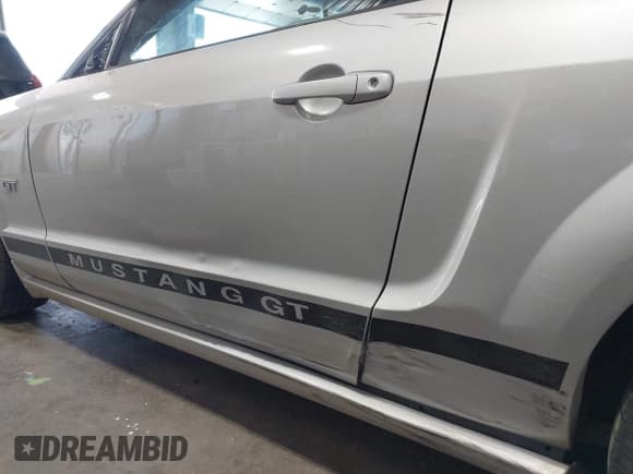 ✅ 2007 Ford Mustang GT Deluxe • VIN: 1ZVHT82H375202613 • Lot: 43058424. Wystawiony na IAAI z przebiegiem 95 443 mil. Bezpłatny archiwum sprzedaży aukcyjnych z USA i szczegółowy raport historii pojazdu na DreamBid. Zdjęcie 6.