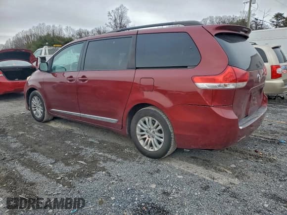 ✅ 2013 Toyota Sienna XLE • VIN: 5TDYK3DC1DS390841 • Lot: 96059335. Listed on Copart with 211,253 mi. Free auction sales archive from the USA and detailed vehicle history report at DreamBid. Image 2.
