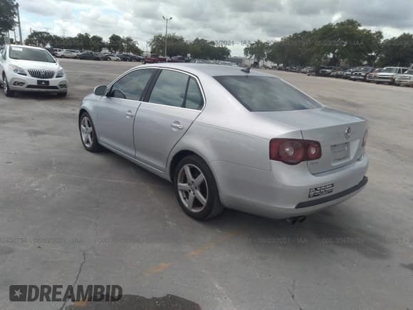 ✅ 2008 Volkswagen Jetta SE • VIN: 3VWRM71K18M102305 • Lot: 42479420. Wystawiony na IAAI z przebiegiem 135 097 mil. Bezpłatny archiwum sprzedaży aukcyjnych z USA i szczegółowy raport historii pojazdu na DreamBid. Zdjęcie 3.