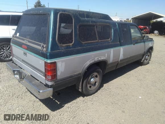 1995 Dodge Dakota z VIN 1B7GL23X3SS151397, wystawiony jako IAAI lot #43077255 z przebiegiem 166 791 mil mil oraz . Historia ofert i sprzedaży dostępna na DreamBid. Obrazek 4.