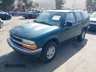 ✅ 1998 Chevrolet Blazer LS • VIN: 1GNDT13W5W2245542 • Lot: 42653195. Wystawiony na IAAI z przebiegiem 183 806 mil. Bezpłatny archiwum sprzedaży aukcyjnych z USA i szczegółowy raport historii pojazdu na DreamBid. Zdjęcie 2.