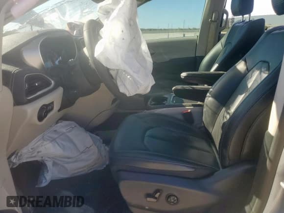 ✅ 2023 Chrysler Pacifica Touring L • VIN: 2C4RC3BG1PR565917 • Lot: 86597545. Wystawiony na Copart z przebiegiem 39 978 mil. Bezpłatny archiwum sprzedaży aukcyjnych z USA i szczegółowy raport historii pojazdu na DreamBid. Zdjęcie 7.