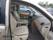 ✅ 2010 Chrysler Town & Country Limited • VIN: 2A4RR7DX2AR322606 • Lot: 42181467. Wystawiony na IAAI z przebiegiem 107 991 mil. Bezpłatny archiwum sprzedaży aukcyjnych z USA i szczegółowy raport historii pojazdu na DreamBid. Zdjęcie 5.