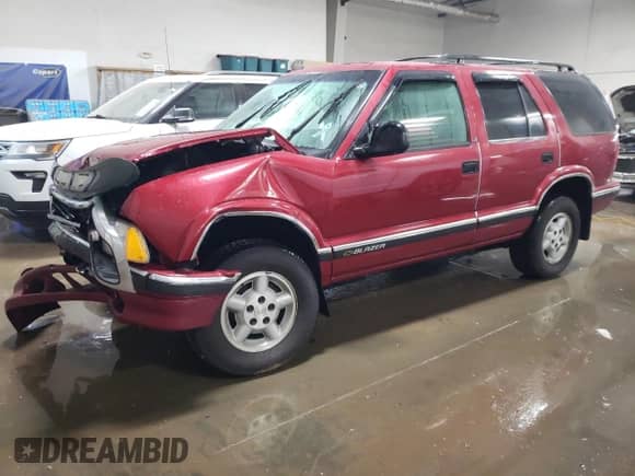 1997 Chevrolet Blazer LS z VIN 1GNDT13W8V2213716, wystawiony jako Copart lot #82782044 z przebiegiem 158 565 mil mil oraz Szkoda całkowita • Salvage title. Historia ofert i sprzedaży dostępna na DreamBid. Obrazek 1.