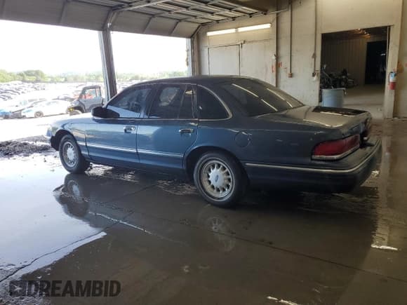 ✅ 1997 Ford Crown Victoria LX • VIN: 2FALP74W2VX109574 • Лот: 56222925. Опубликован ранее на Copart с пробегом 175 901 миль. Бесплатный доступ к архиву аукционных продаж из США и подробный отчёт об истории автомобиля на DreamBid. Изображение 2.