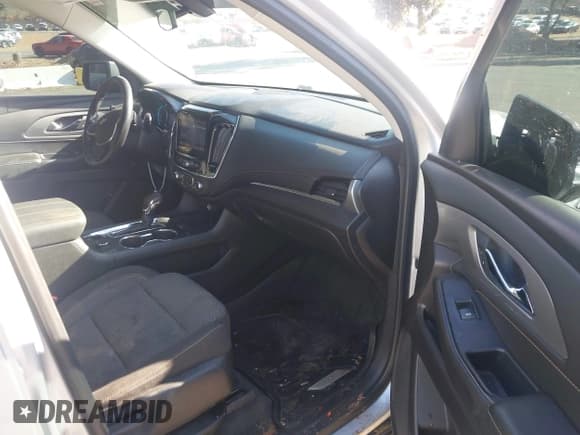 ✅ 2021 Chevrolet Traverse LT Cloth • VIN: 1GNEVGKW1MJ230154 • Lot: 43524907. Wystawiony na IAAI z przebiegiem 49 312 mil. Bezpłatny archiwum sprzedaży aukcyjnych z USA i szczegółowy raport historii pojazdu na DreamBid. Zdjęcie 5.