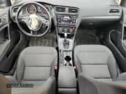 ✅ 2018 Volkswagen Golf S • VIN: 3VWG17AU7JM295583 • Lot: 92009795. Wystawiony na Copart z przebiegiem 123 526 mil. Bezpłatny archiwum sprzedaży aukcyjnych z USA i szczegółowy raport historii pojazdu na DreamBid. Zdjęcie 8.